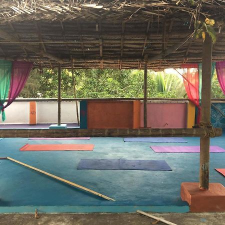 Mk Gardens Surf & Yoga House Hotel Varkala Eksteriør billede