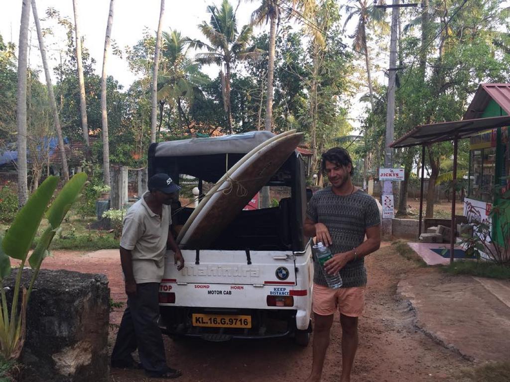 Mk Gardens Surf & Yoga House Hotel Varkala Eksteriør billede